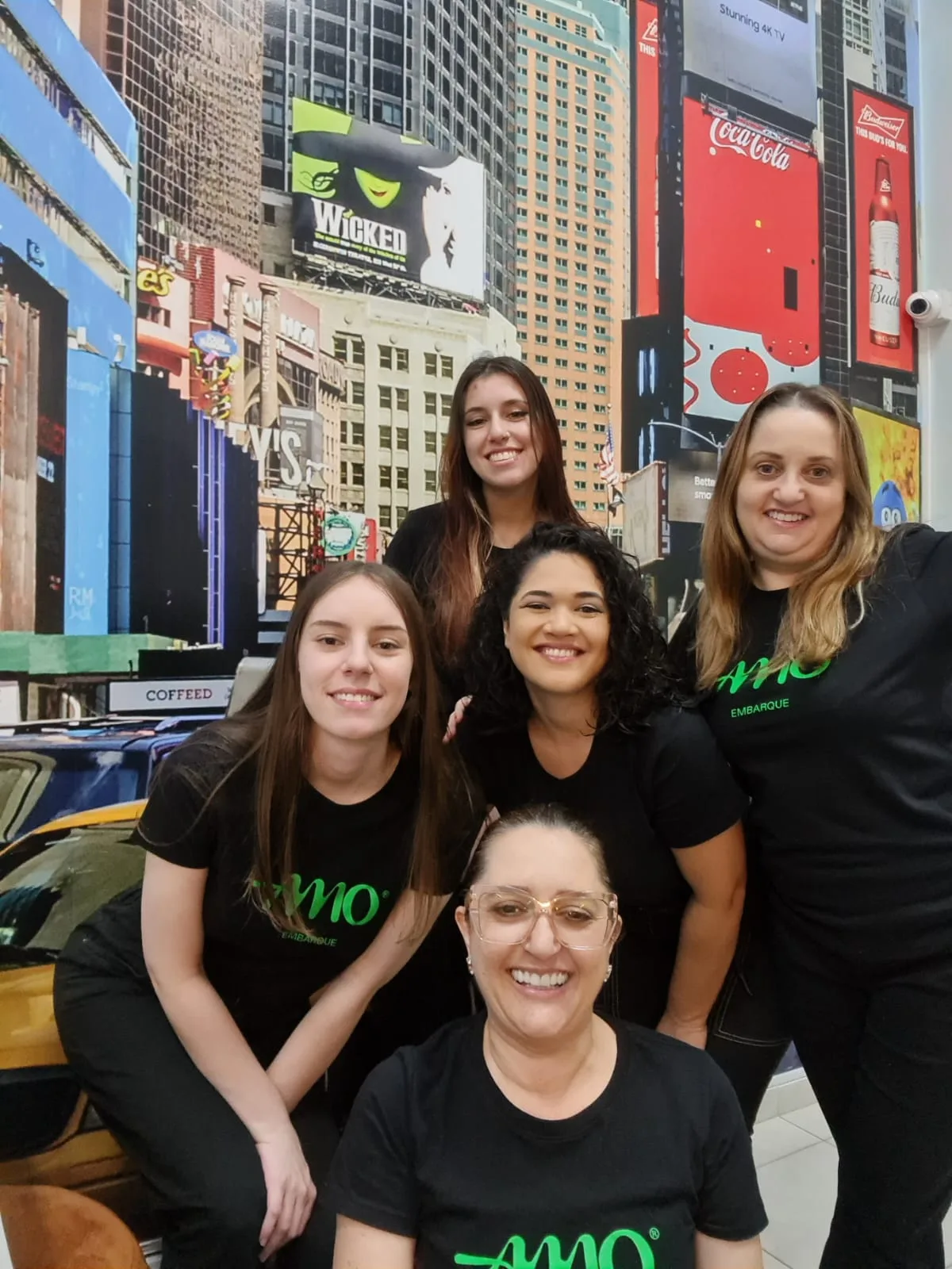 Equipe AMO Embarque em frente ao painel de Nova York — feiras internacionais como a NRF