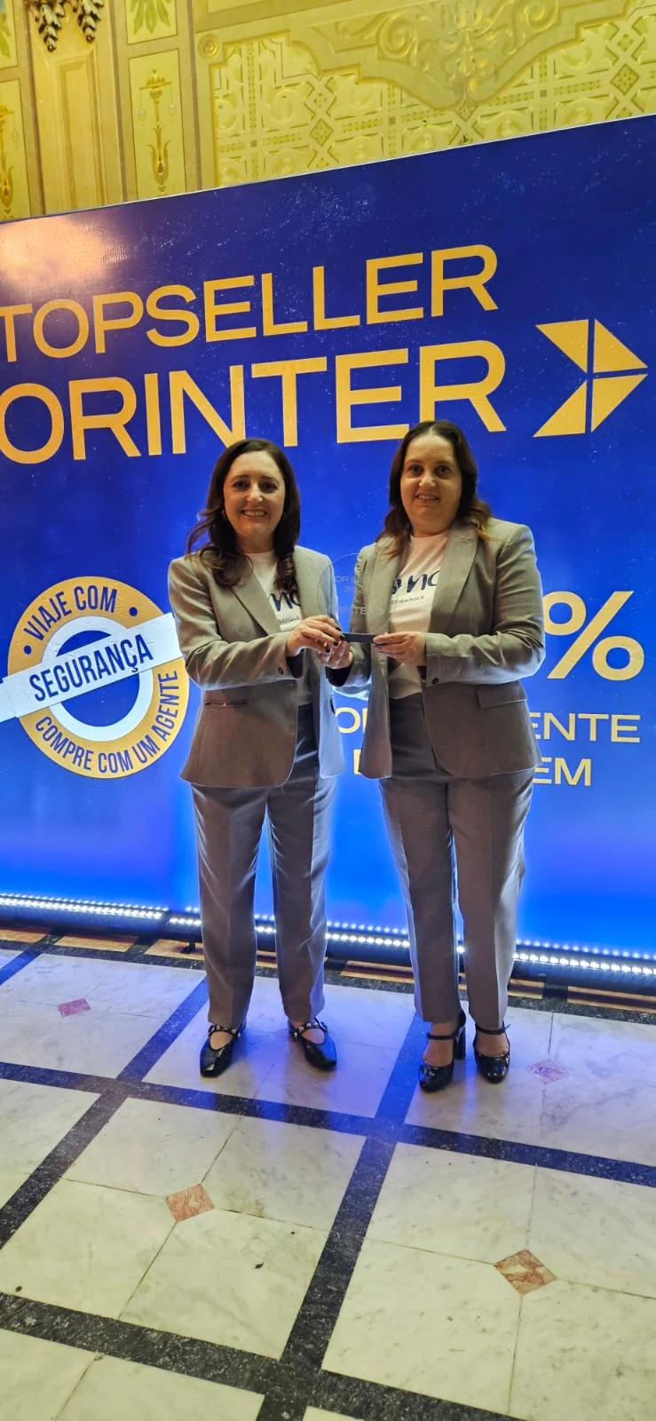 Kadidia e Jamila Umar recebendo o prêmio Top Seller Orinter 2024